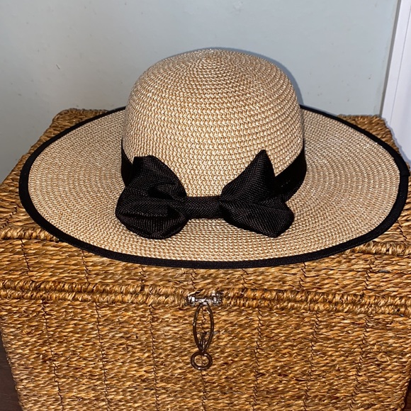 Women’s Grass Hat w/Black Bow - Picture 3 of 5